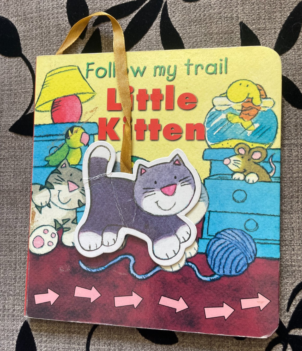 FOLLOW MY TRAIL LITTLE KITTEN. 15 BY 14CM. GRANDREAMS BOOK. 2001. BOARDED.