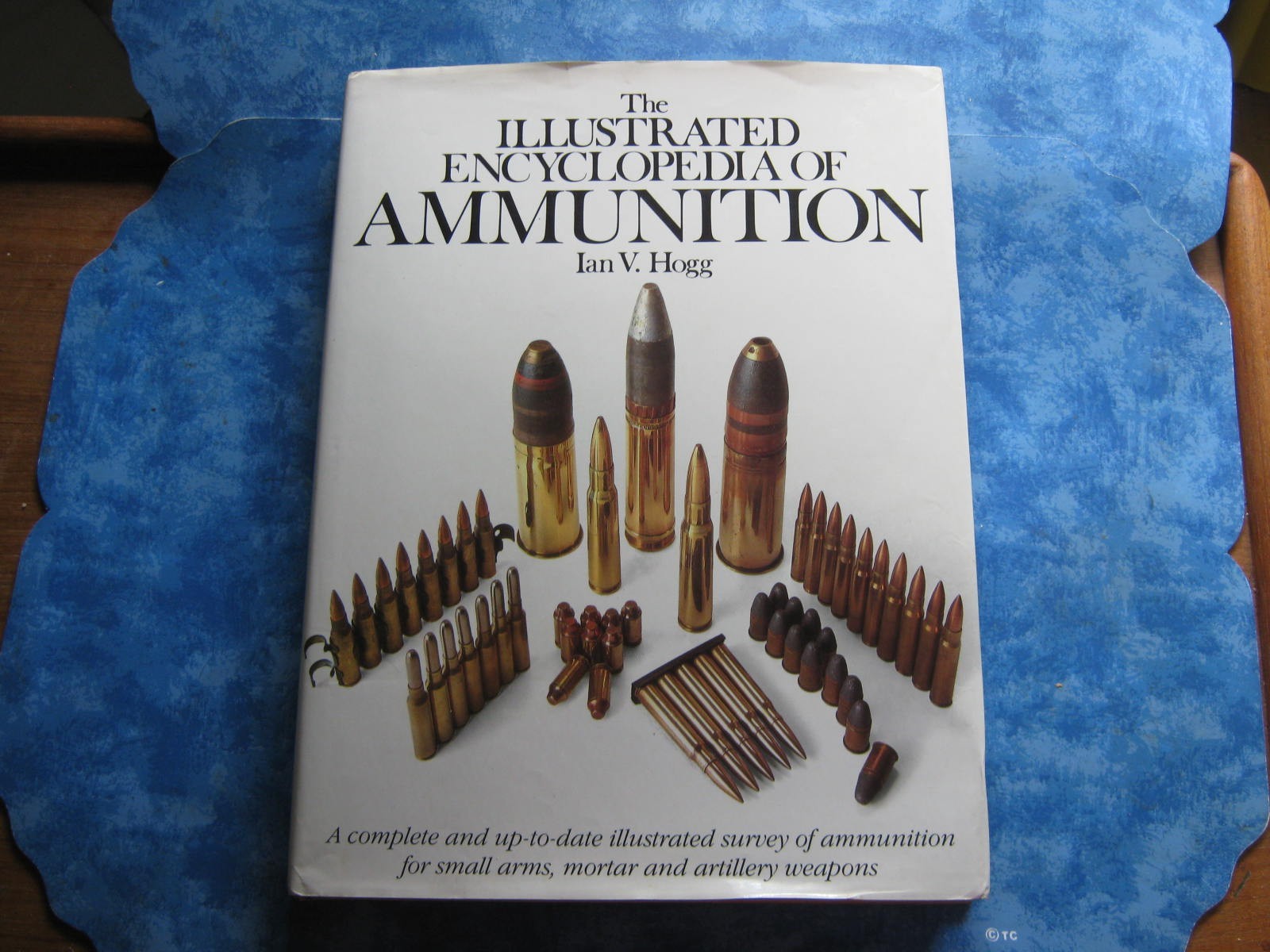 THE ILLUSTRATED ENCYCLOPEDIA OF AMMUNITION Ian V. Hogg LARGE HCDJ 1985 VGC