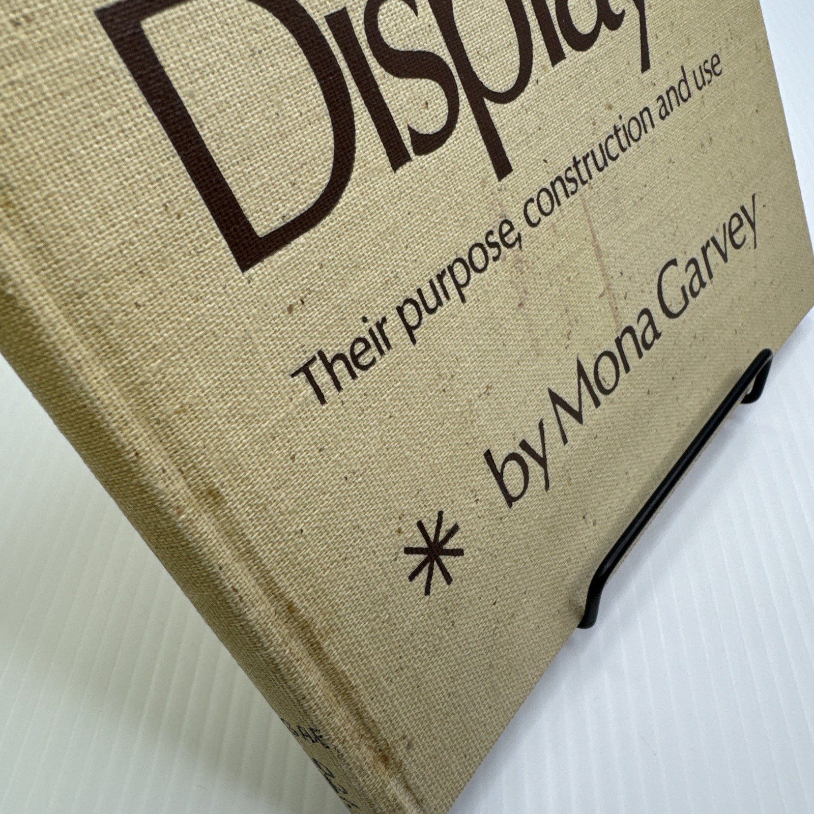 Library Displays Their Purpose Construction and Use Mona Garvey 1969 ExLib HC
