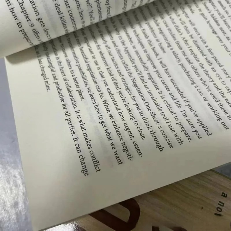 Never Split the Difference By Chris Voss Brand New Paperback – Free Shipping USA