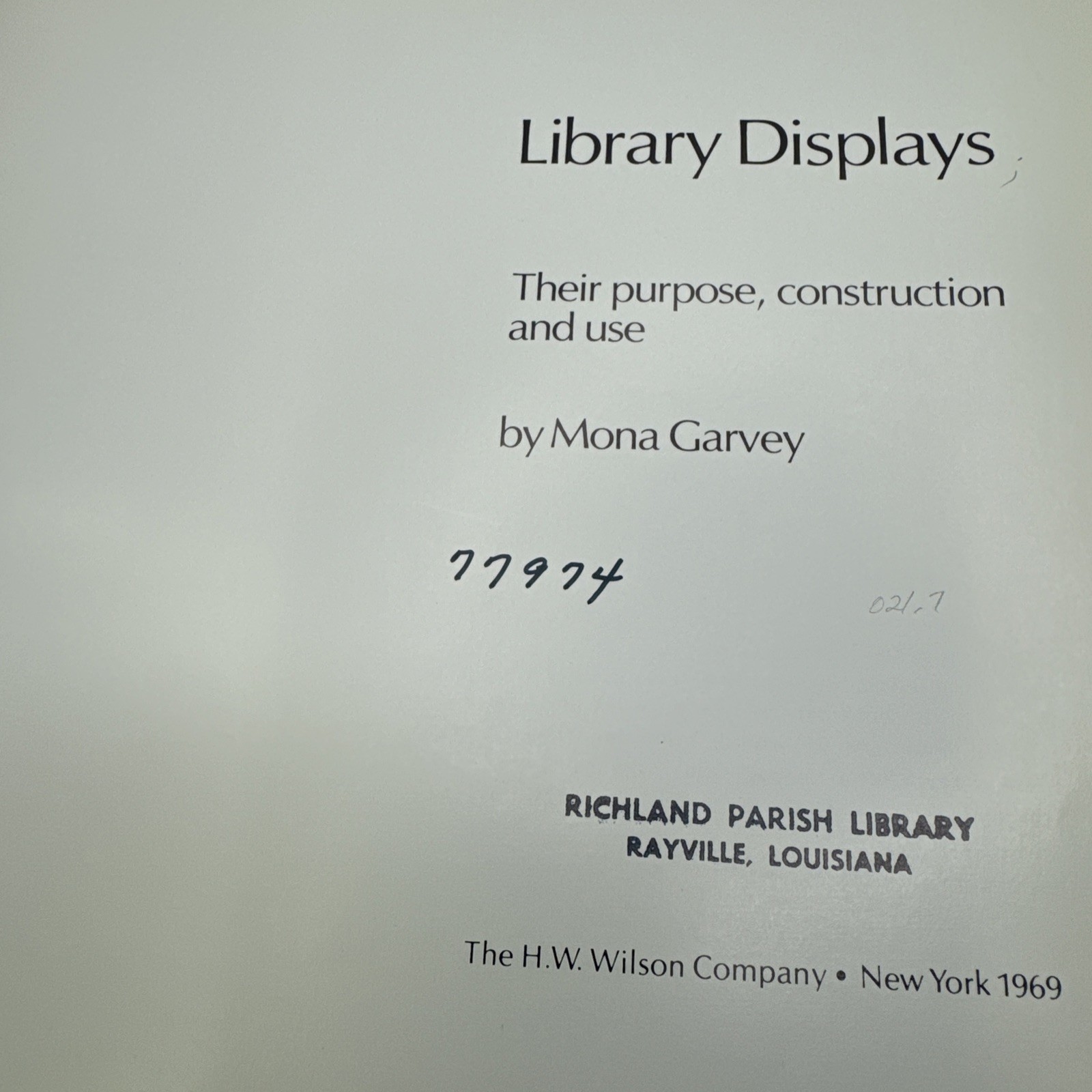 Library Displays Their Purpose Construction and Use Mona Garvey 1969 ExLib HC