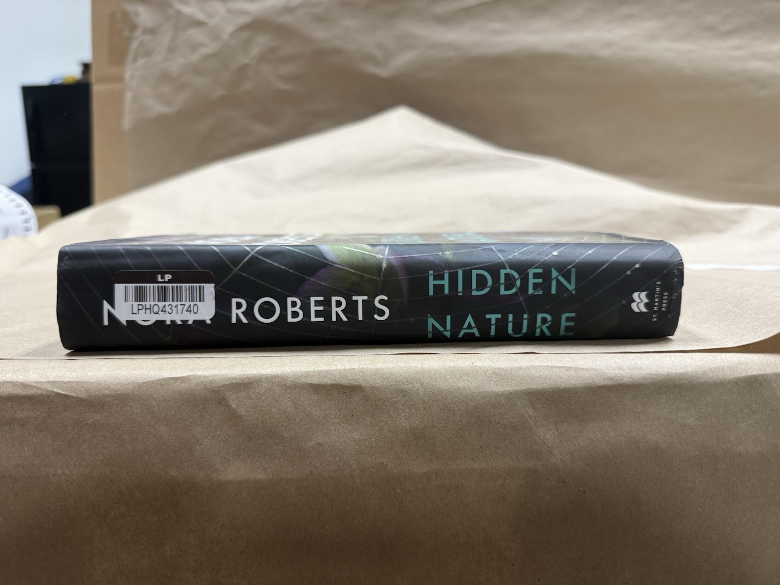 Nora Roberts – Hidden Nature Hardcover SEE DESCRIPTION