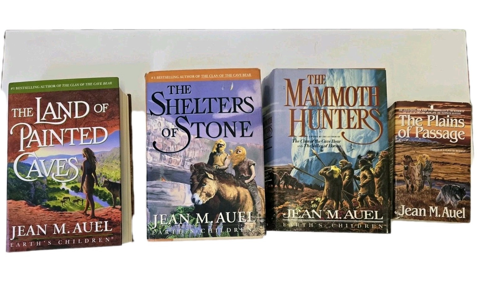 4 Jean M. Auel „Earth’s Children Series Books. 3 Hardback 1 Paperback. Bantam…