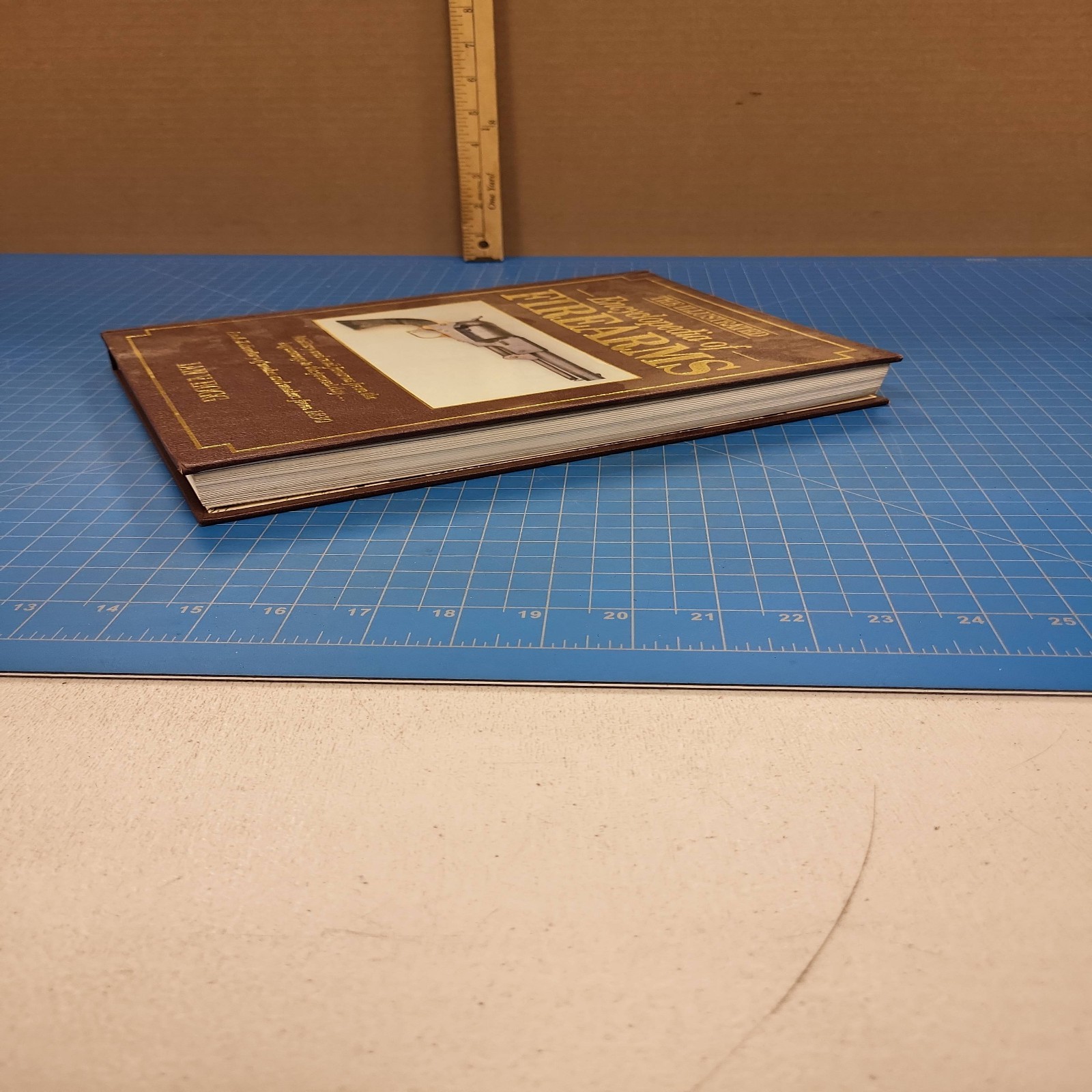 Illustrated Encyclopedia Firearms Ian V Hogg Gun Book History Reference Guide