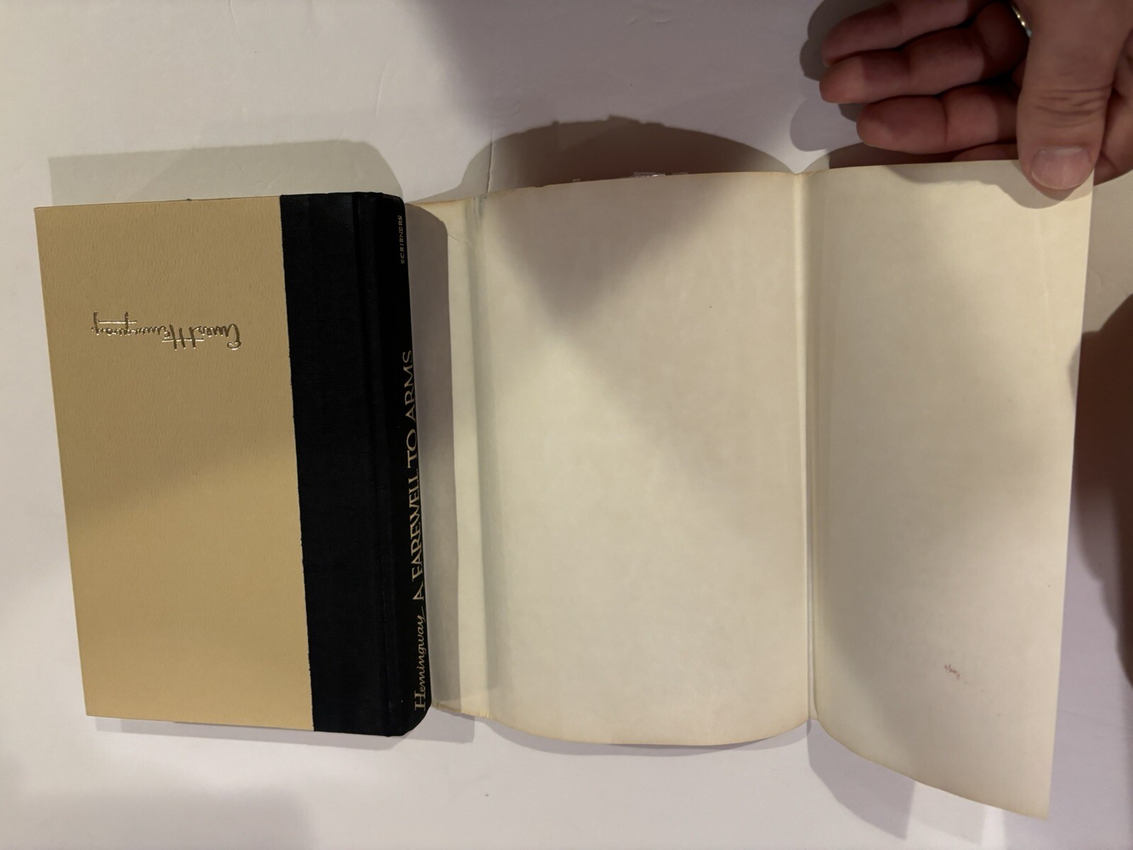 A FAREWELL TO ARMS (FAREWELL TO ARMS) By Ernest Hemingway -1983 Hardcover *VG*