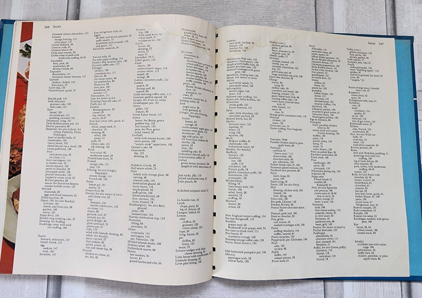 Betty Crocker Hostess cookbook 1970 illustrated & photos 168 pages variety menus
