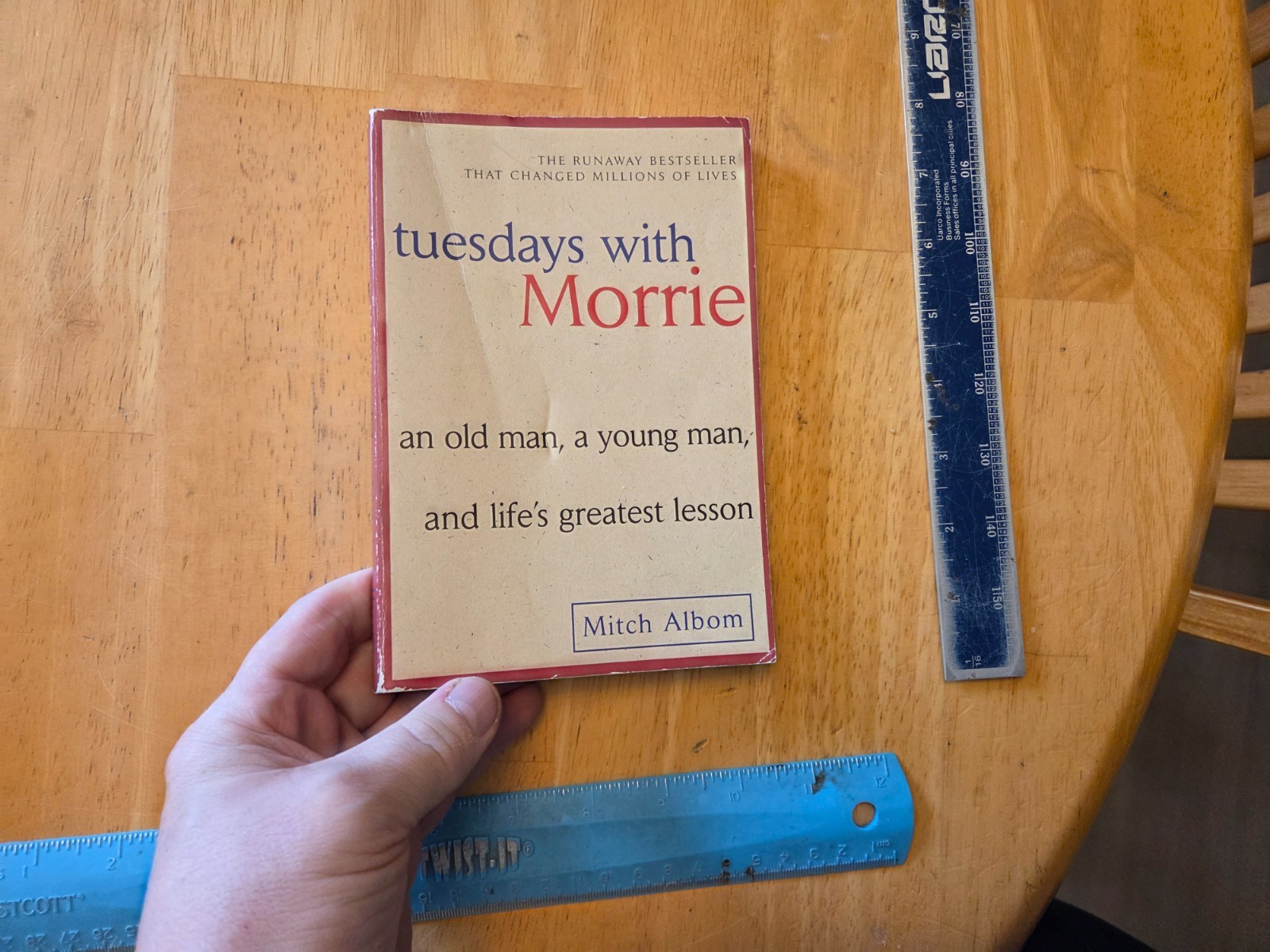 Tuesdays with Morrie : An Old Man, a Young Man by Mitch Albom (2002, Trade Paper