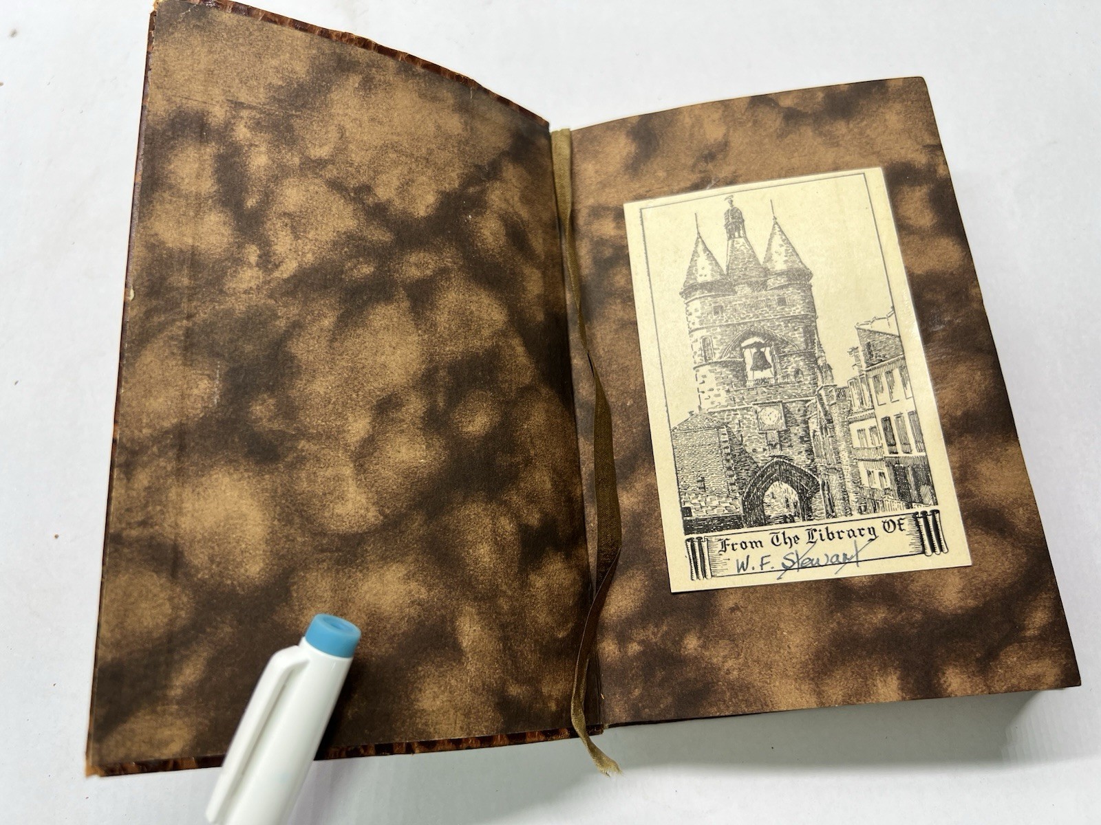 Oliver Twist by Charles Dickens: Collins Clear Type Press