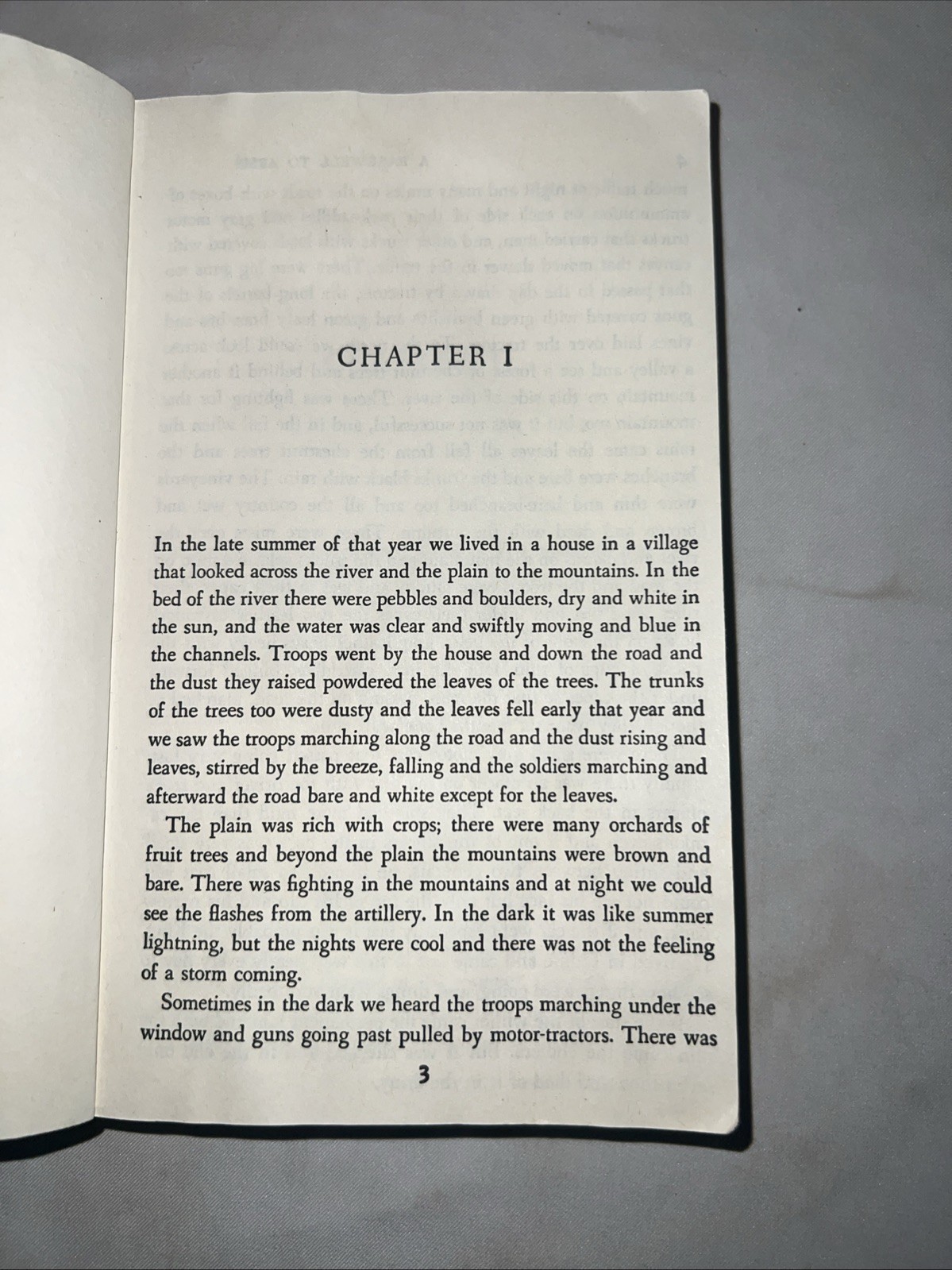 A Farewell to Arms (A Scribner Classic) – Paperback By Hemingway, Ernest – GOOD