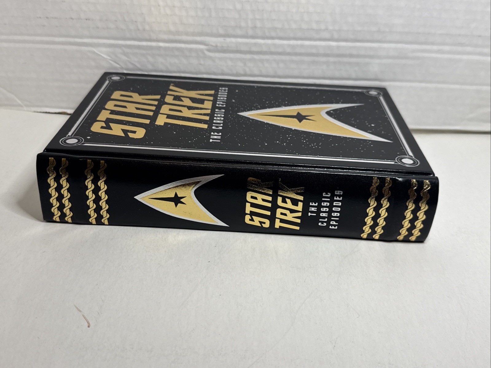 STAR TREK: THE CLASSIC EPISODES HARDCOVER – By Del Ray – 2016 – LIKE NEW