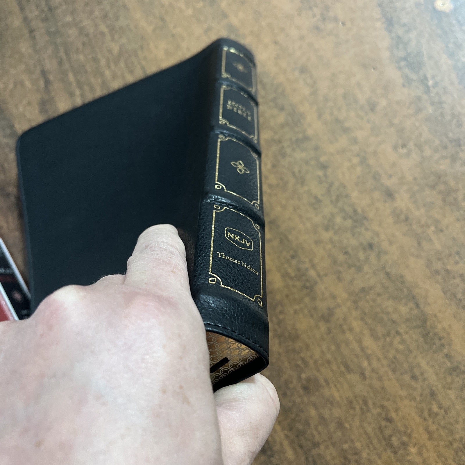 NKJV Large Print Thinline Reference Bible Thumb Indexed – Black LeatherSoft