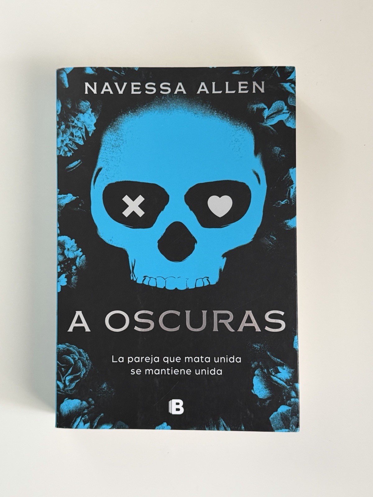 Navessa Allen Oscuras / Lights Out 2025 Trade Paperback Spanish Ediciones B