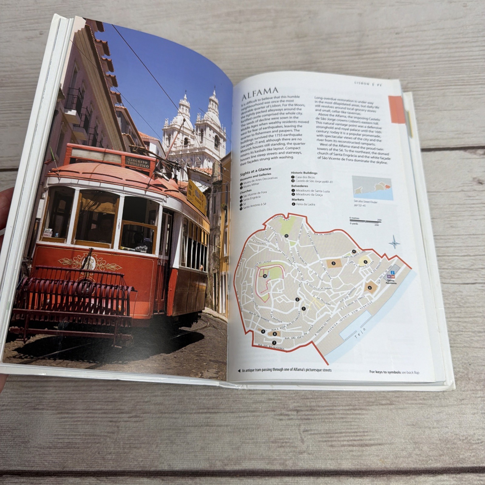 DK Eyewitness Travel Guide: Portugal – Flexibound – VERY GOOD Free Shipping!