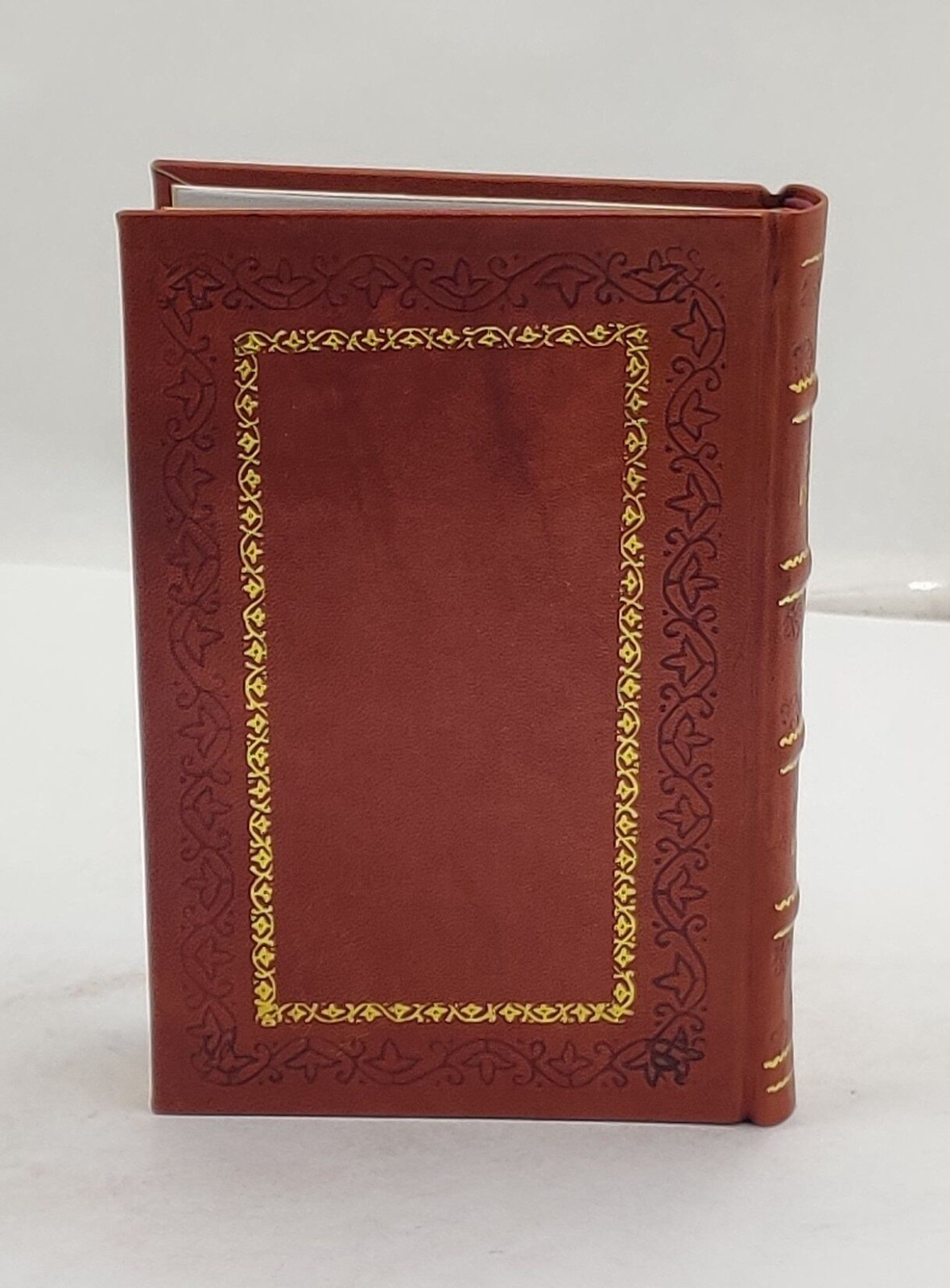 Ella Enchanted: A Newbery Honor Award Winner [PREMIUM LEATHER BOUND]