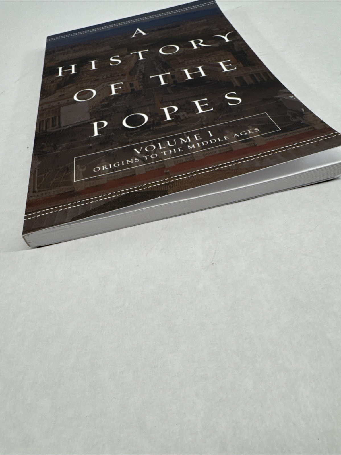 A History of the Popes: Volume I: Origins to the Middle Ages (Volume 1)