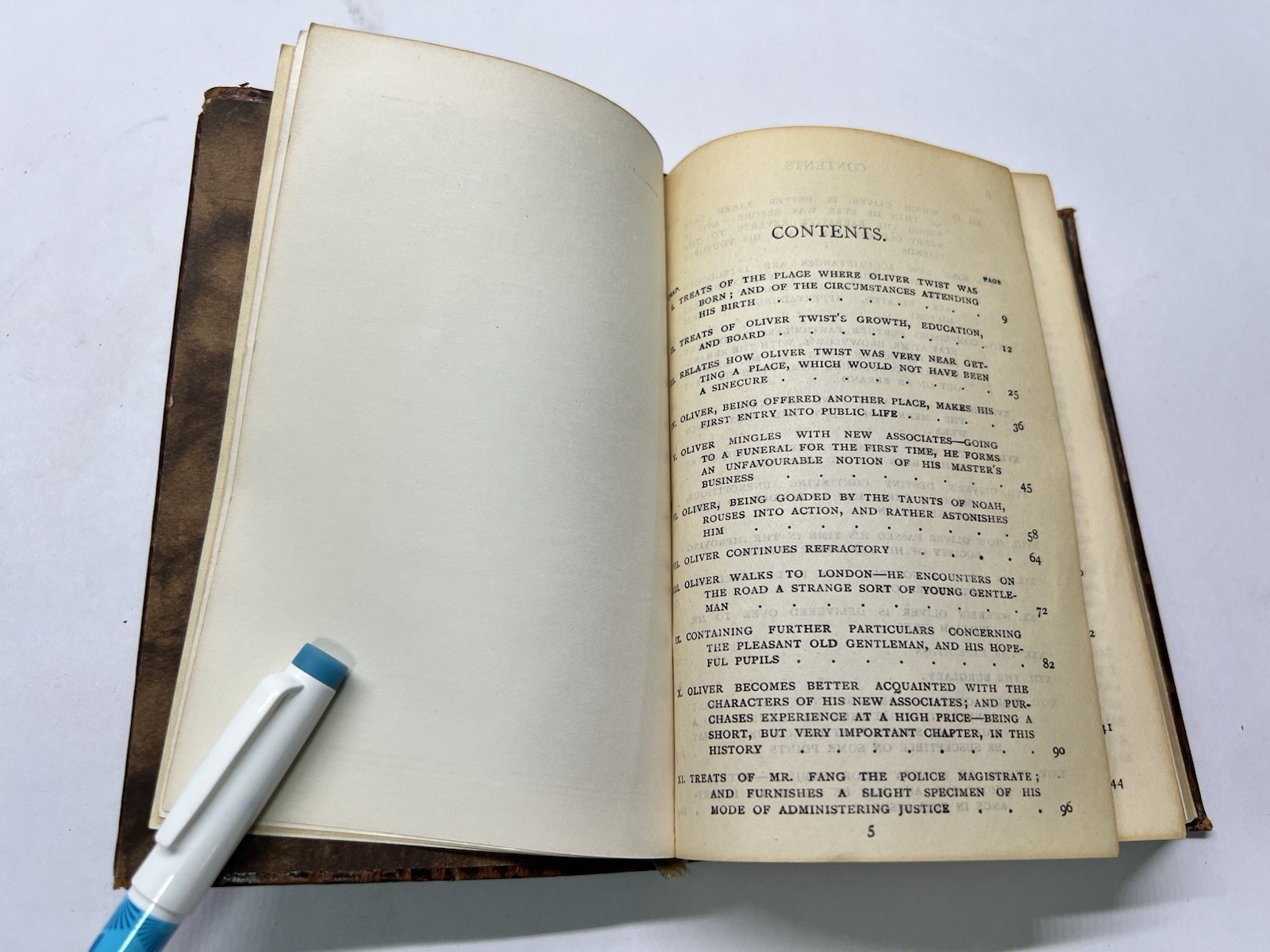 Oliver Twist by Charles Dickens: Collins Clear Type Press