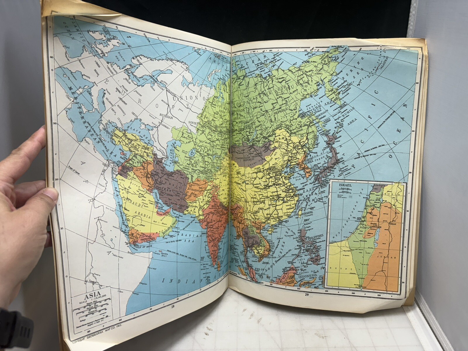 1962 Geographia World Atlas Newly Revised Edition 32 Pages Of Color Maps -MC1