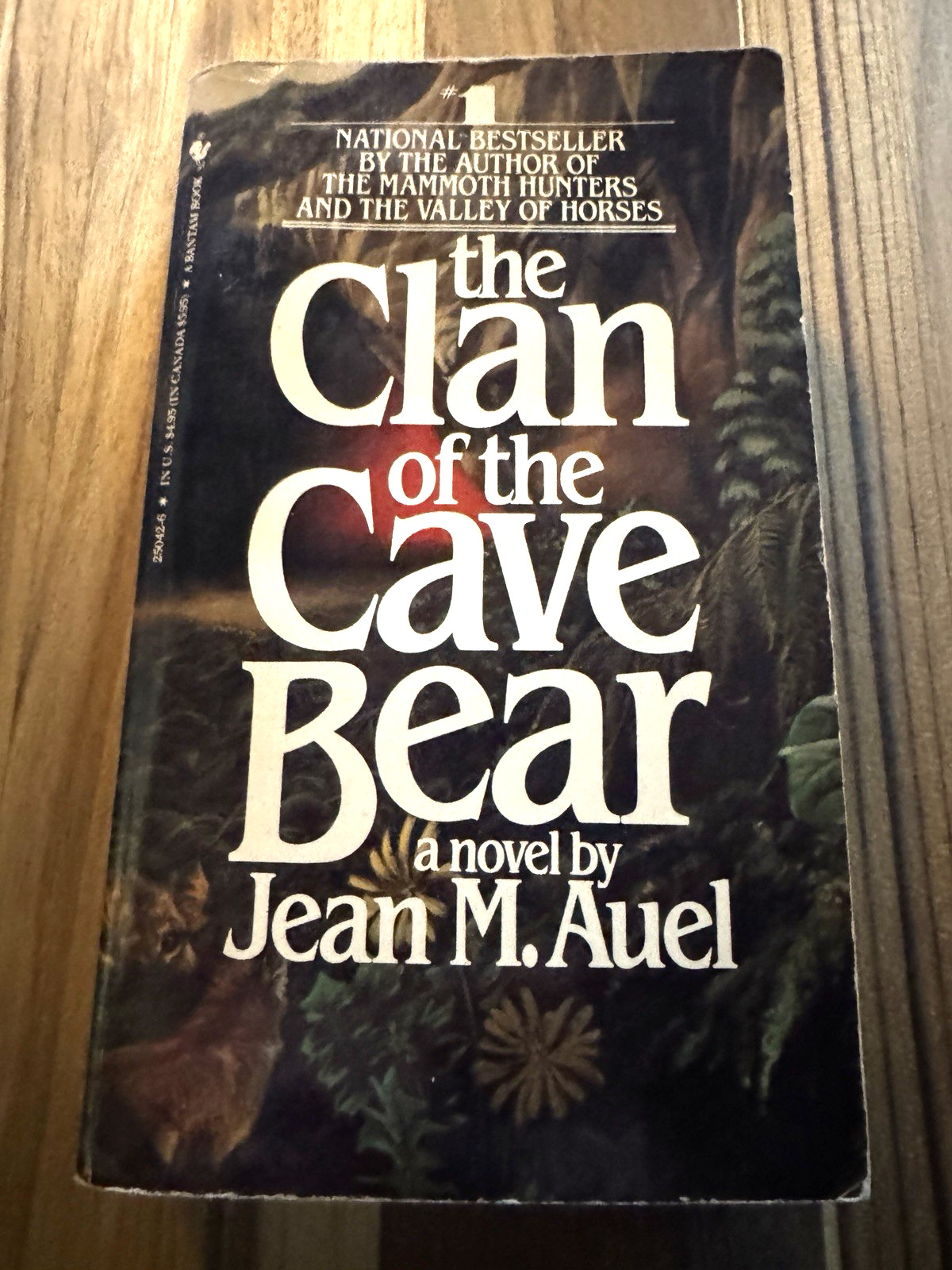 The Clan of the Cave Bear „Paperback Book“ By Jean M. Auel