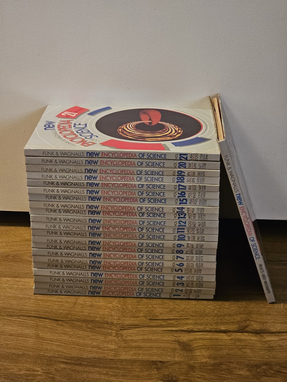 1986 Funk And Wagnalls New Encyclopedia Of Science 22 Volumes COMPLETE Set