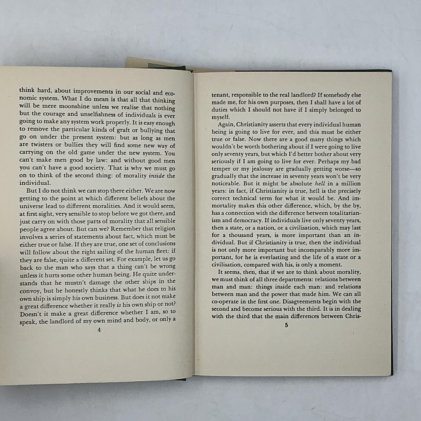 THE MACMILLAN COMPANY CHRISTIAN BEHAVIOUR C. S. LEWIS 1943 HARDCOVER GREEN