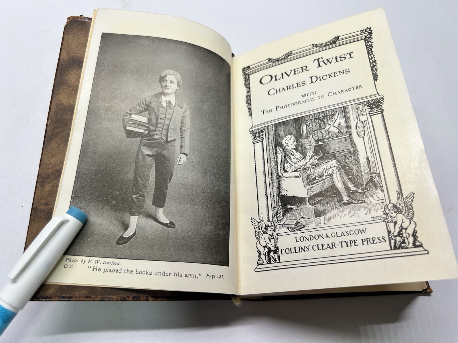 Oliver Twist by Charles Dickens: Collins Clear Type Press