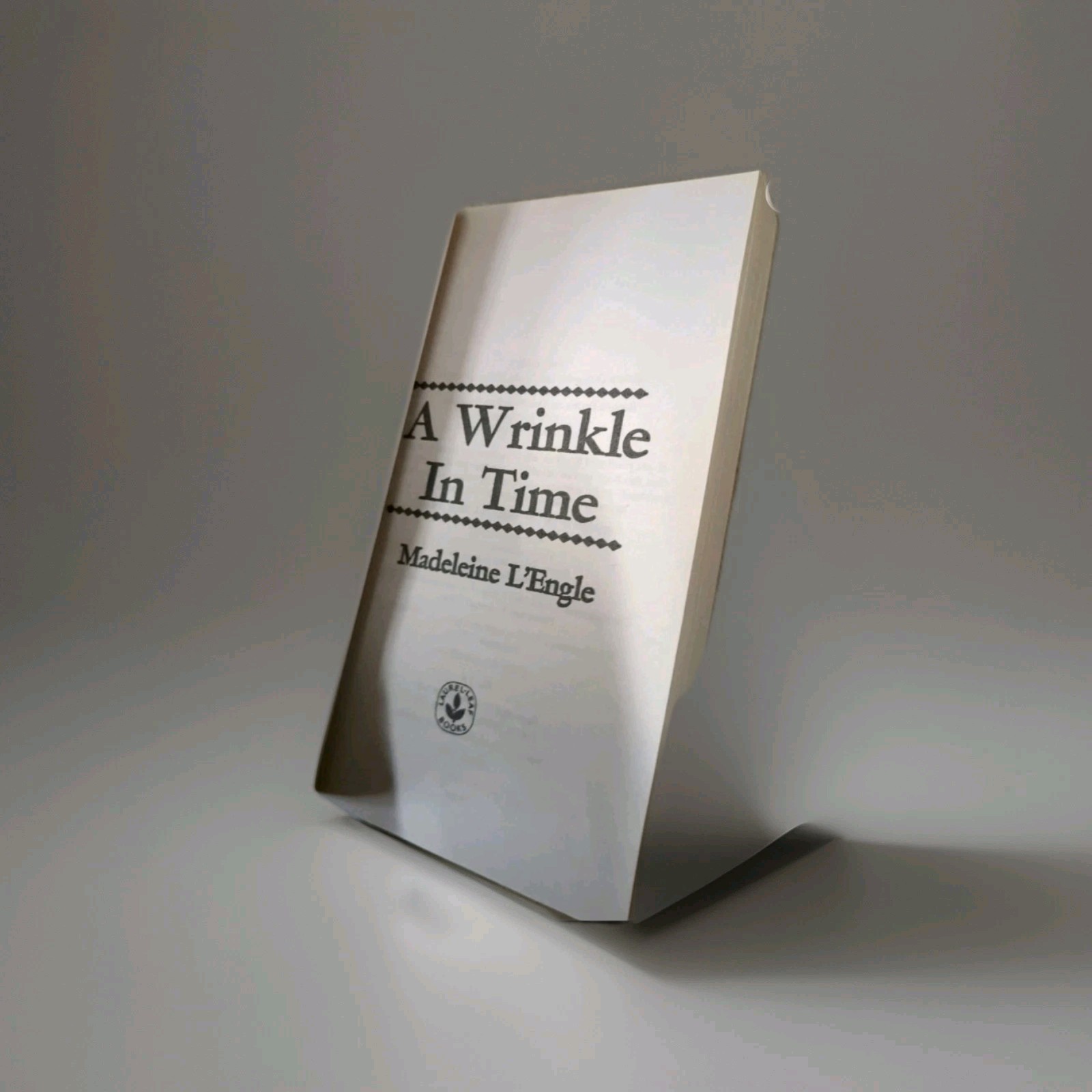 Stranger Things Vintage 1976 A Wrinkle in Time-PAPERBACK-Madeleine L’Engle