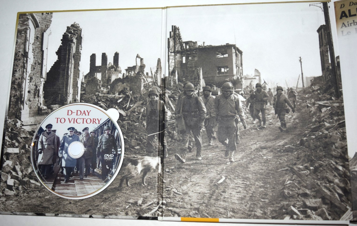 „PICTORIAL CHRONICLE of World War II,“ 124 Pages + DVD (c) 2018, Pre-0wned