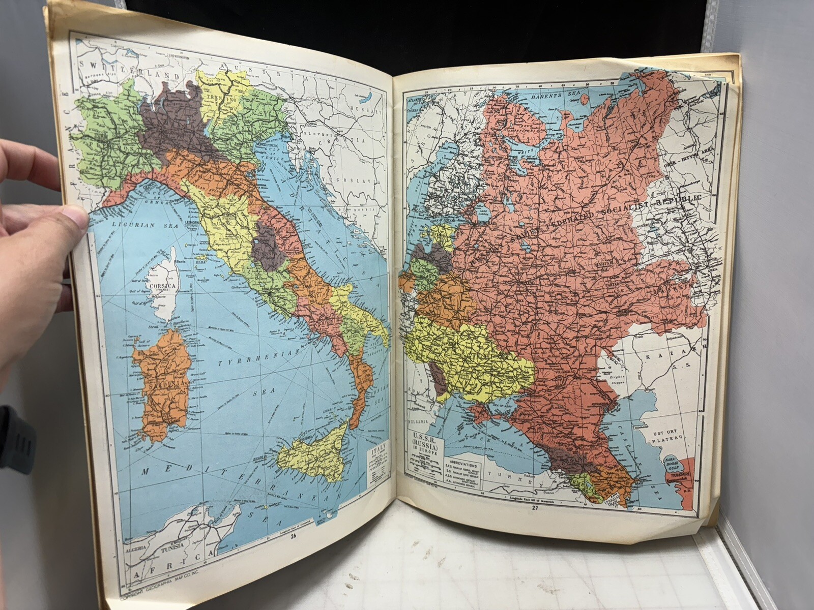 1962 Geographia World Atlas Newly Revised Edition 32 Pages Of Color Maps -MC1
