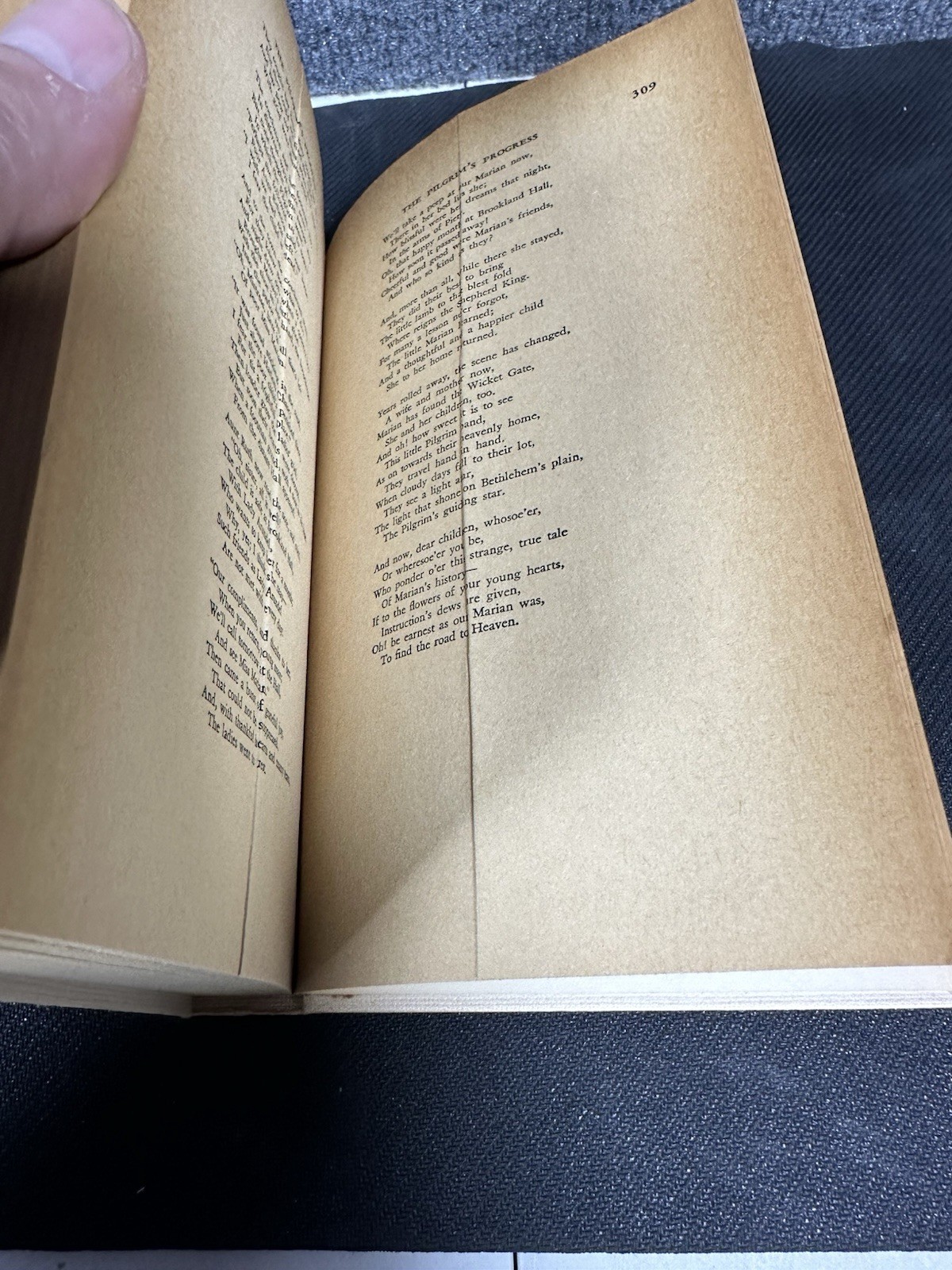 Pilgrim’s Progress by John Bunyan HC NO PRINT DATE 390 Pages