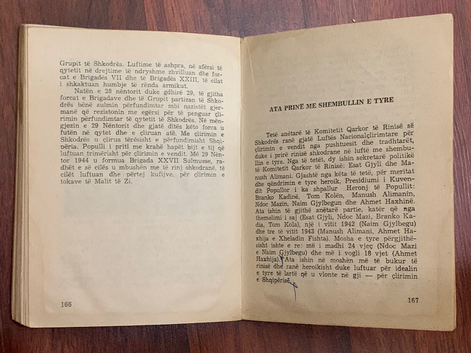 OLD ALBANIAN BOOK-VITE TE VESHTIRA-SEIT BUSHATI-1982-COMMUNISM TIME-174 Pages