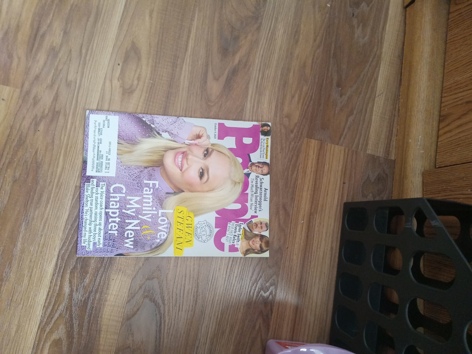 PEOPLE Magazine October 9, 2023 GWEN STEFANI Taylor Swift Travis Kelce Arnold