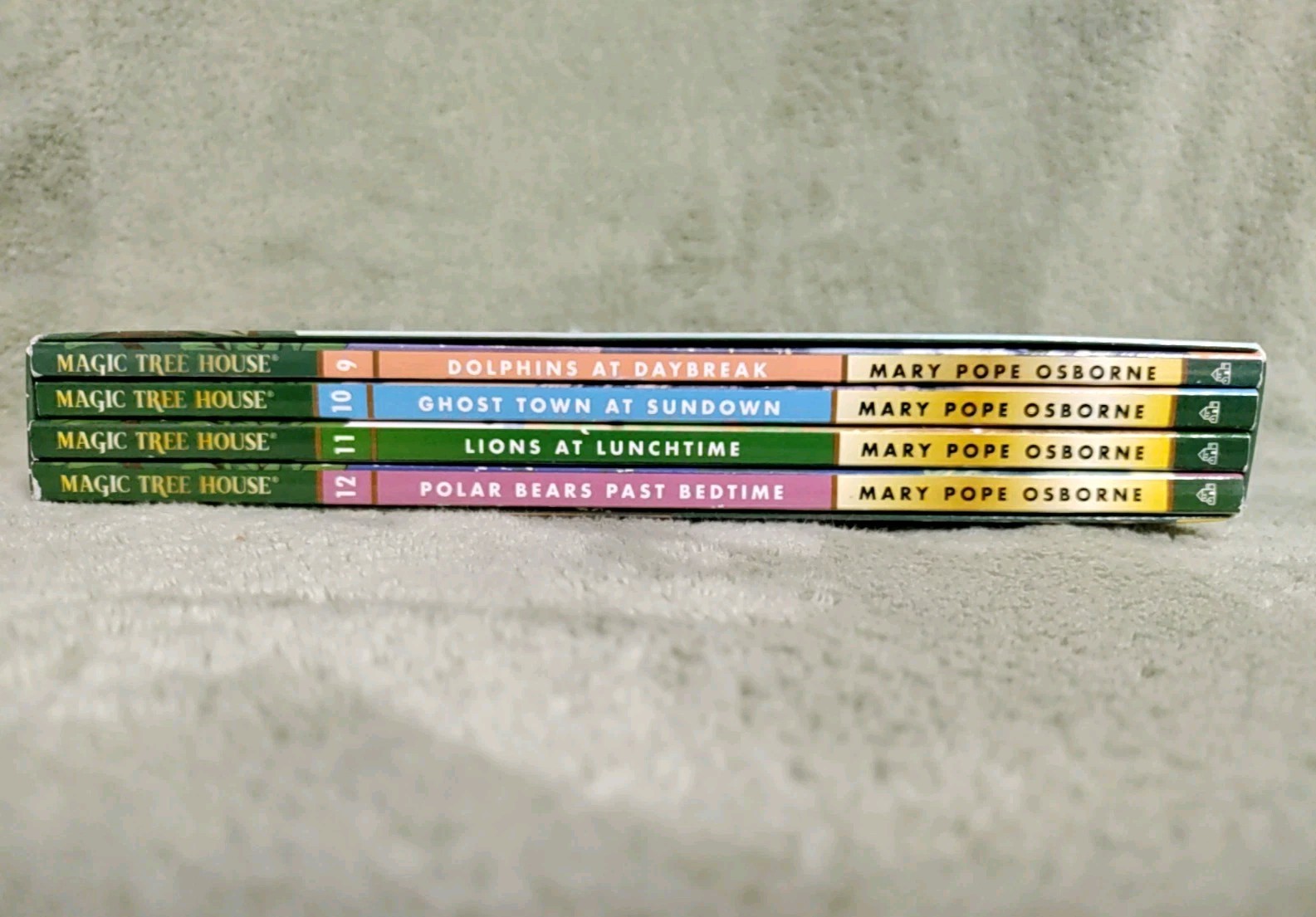 Magic Tree House Boxed Chapter Book Set Volumes 9-12 by Mary Pope Osborne LV-4