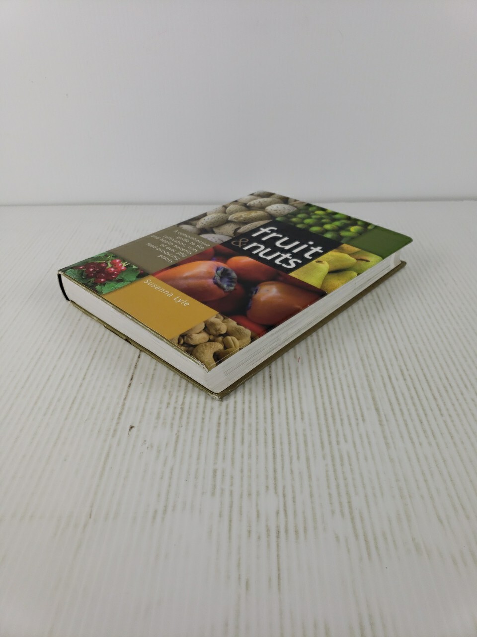 Fruit and Nuts : A Comprehensive Guide to the Cultivation, Uses and Health