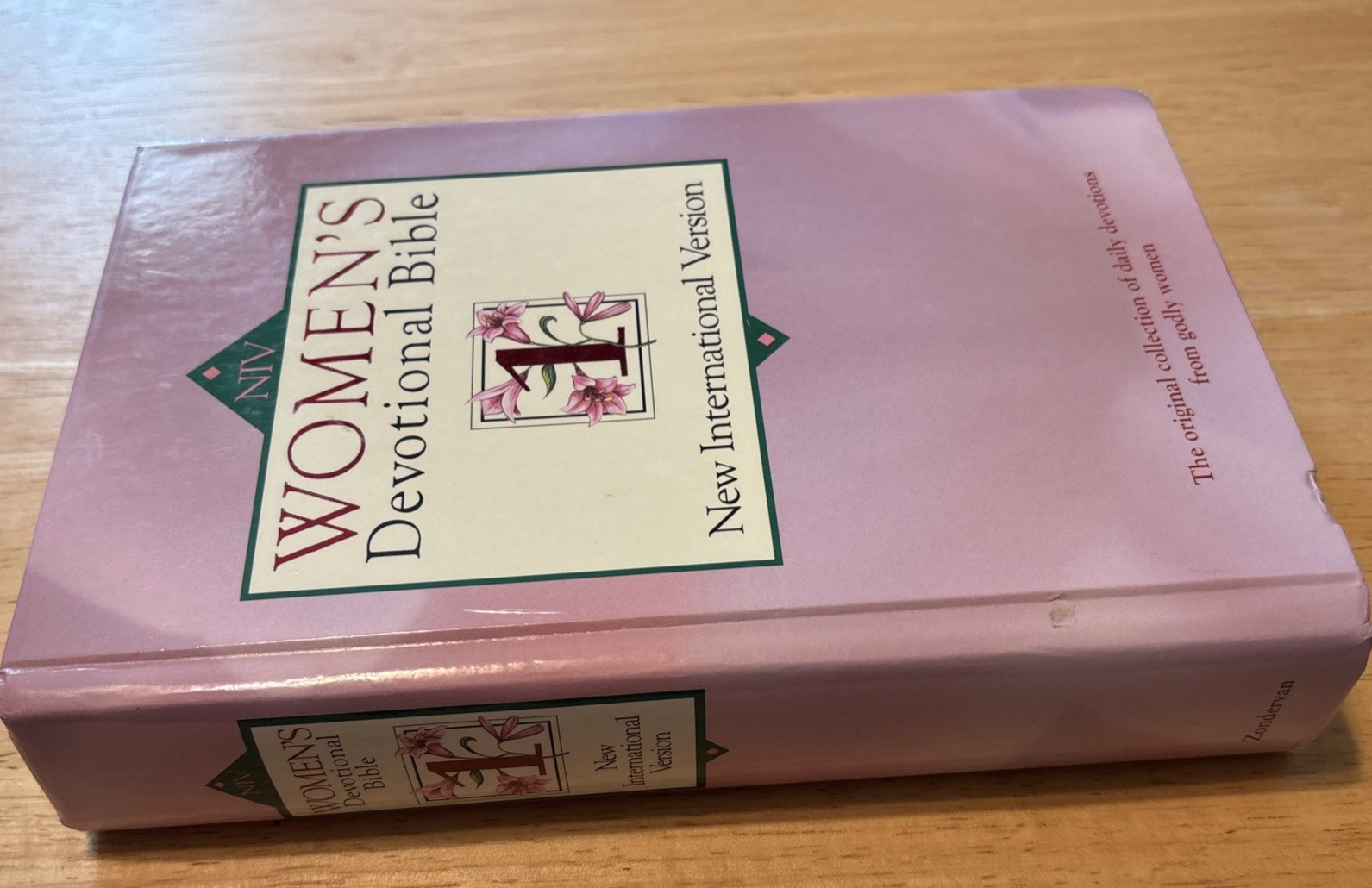 Women’s Devotional Bible by Zondervan Staff (1990, Hardcover)