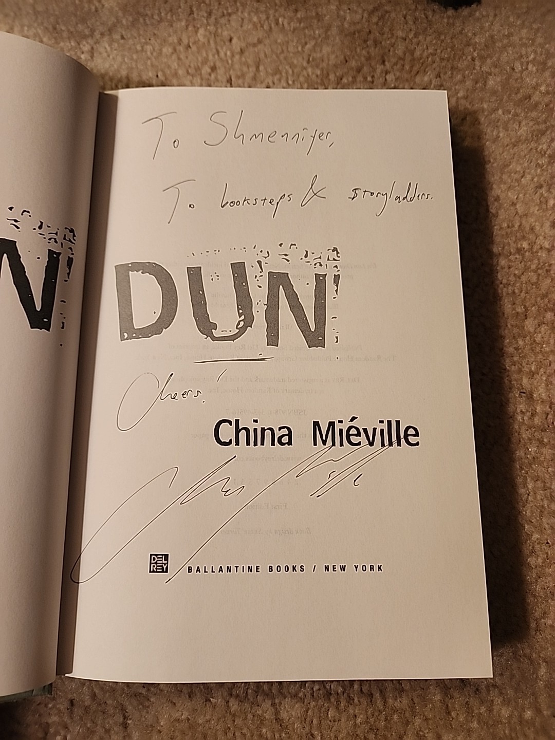 China Miéville SIGNED/Inscribed „Un Lun Dun“ (2007) 1st Edition HCDJ