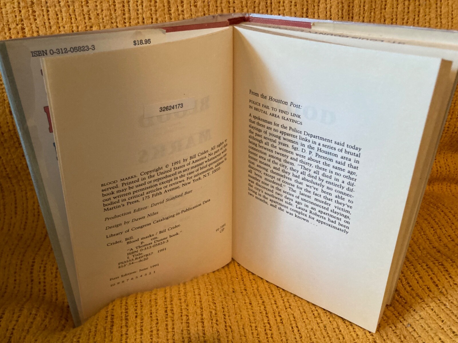 Blood Marks (Bill Crider, Hardcover, St. Martin’s Press, 1991, First Edition)