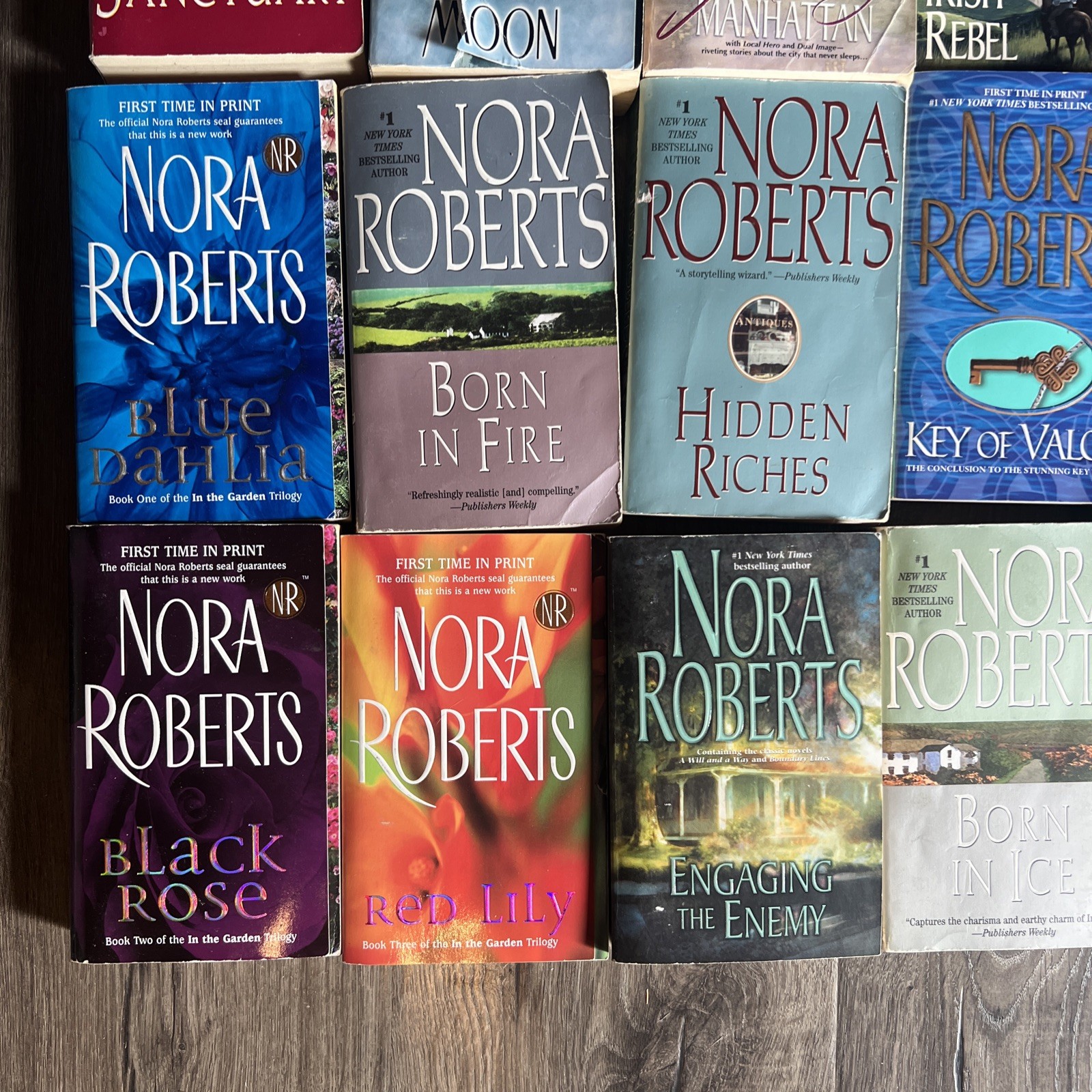Lot of 27 NORA ROBERTS books Romance Thriller Suspense The Garden Three Sisters