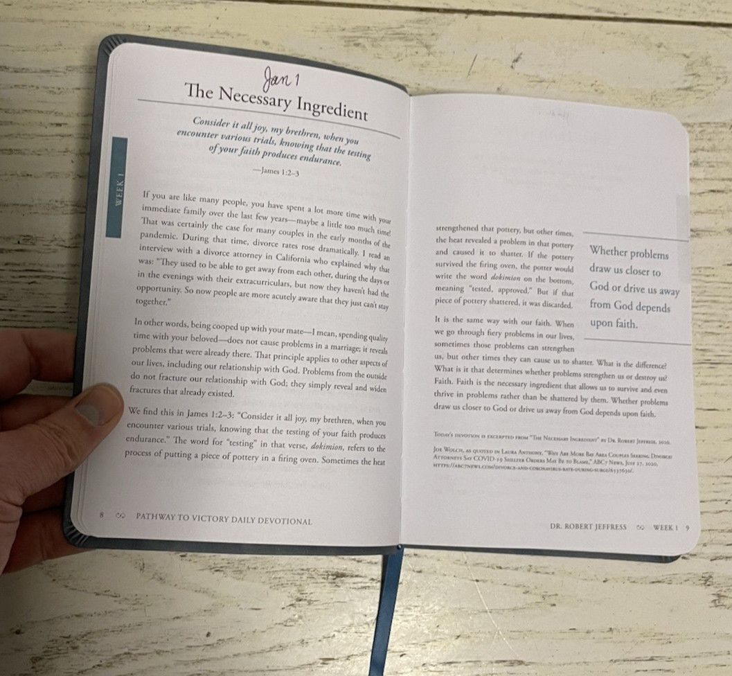 Pathway To Victory Daily Devotional Book Leatherette Dr Robert Jeffress 2022