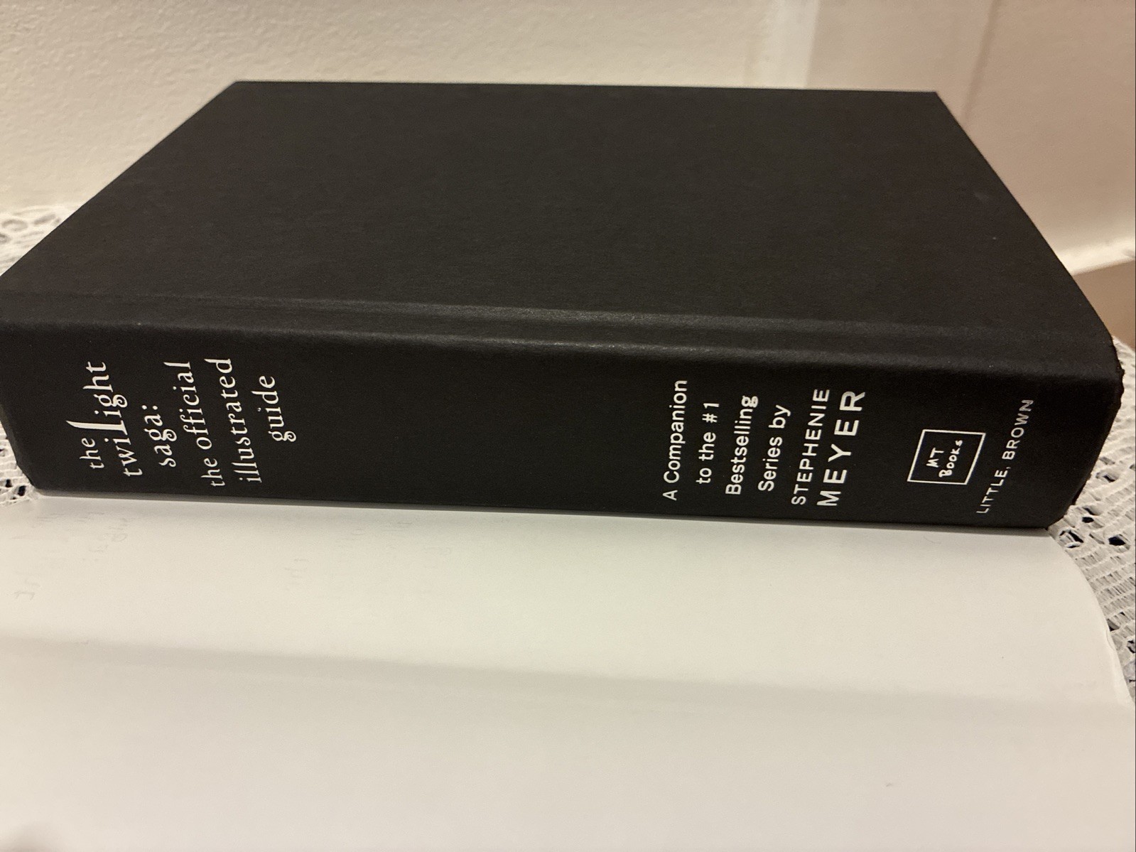 Twilight Saga Official Illustrated Guide Hardcover 1st Edition/Printing HCDJ