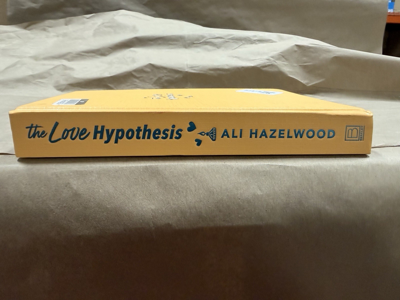 Ali Hazelwood – The Love Hypothesis Hardcover SEE DESCRIPTION
