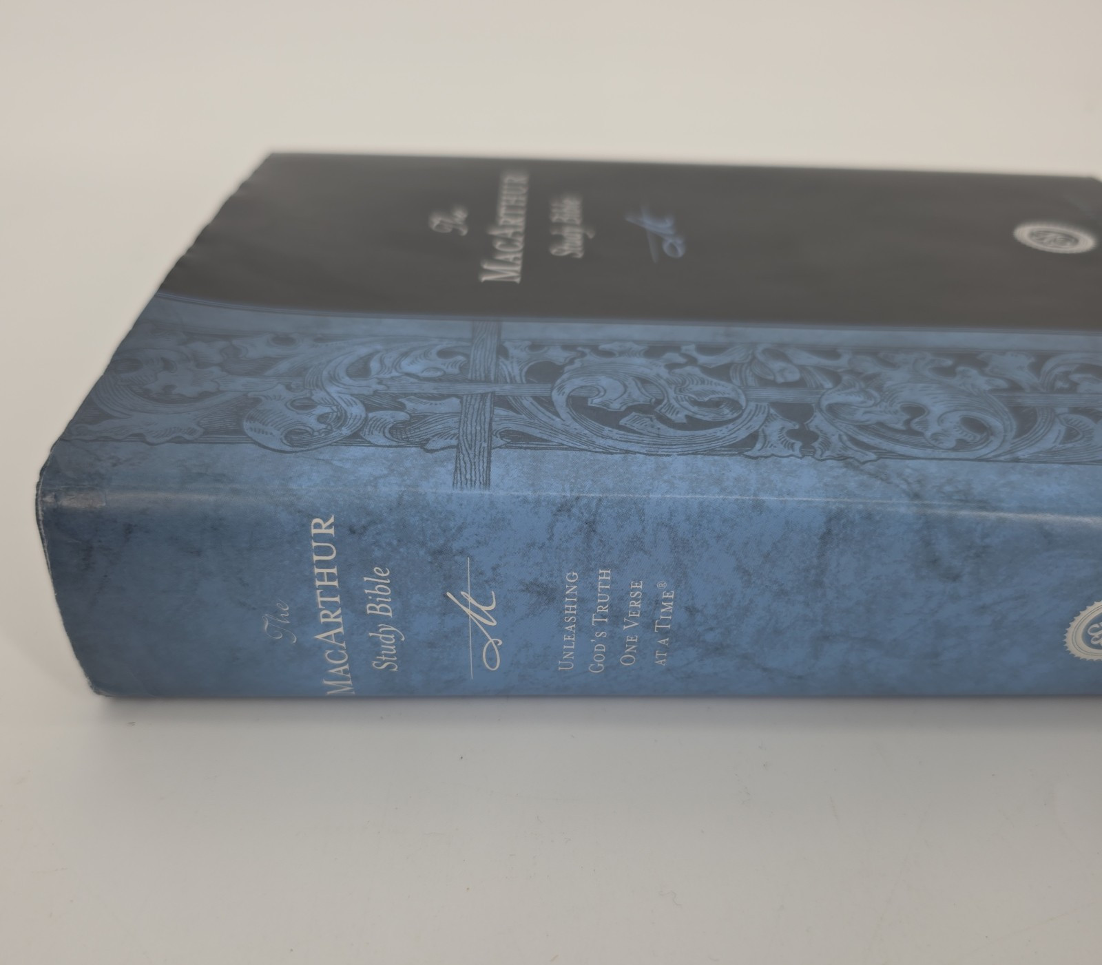 The MacArthur Study Bible John F. MacArthur 2010 Blue Black HC Crossway