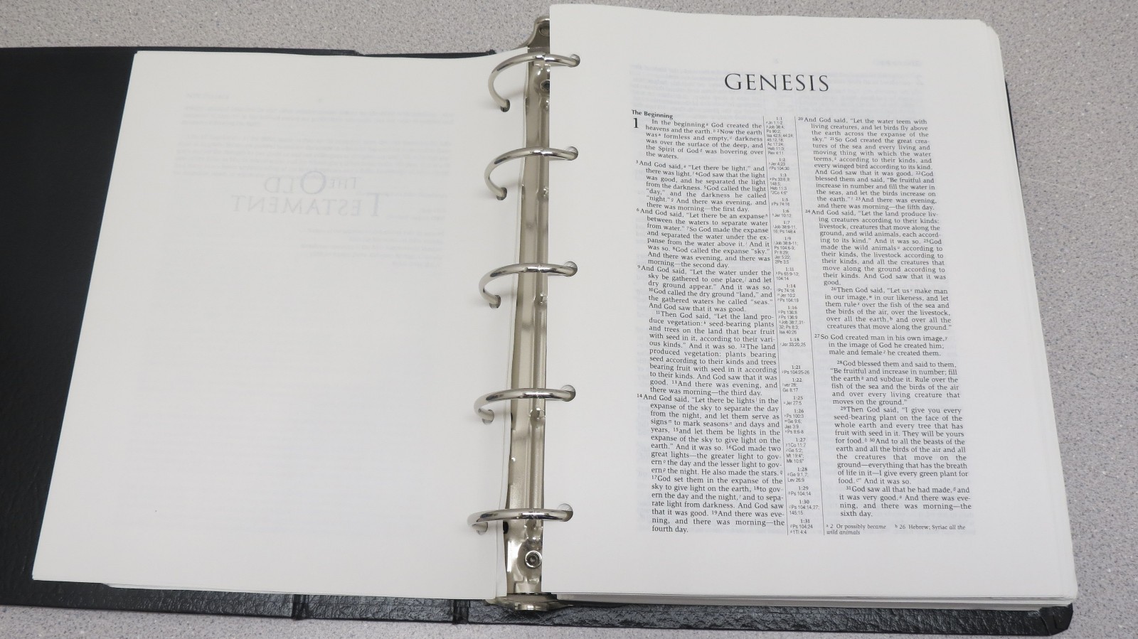 Holy Bible Wide Margin Looseleaf Reference Edition NIV 3-Ring Binder Hendrickson