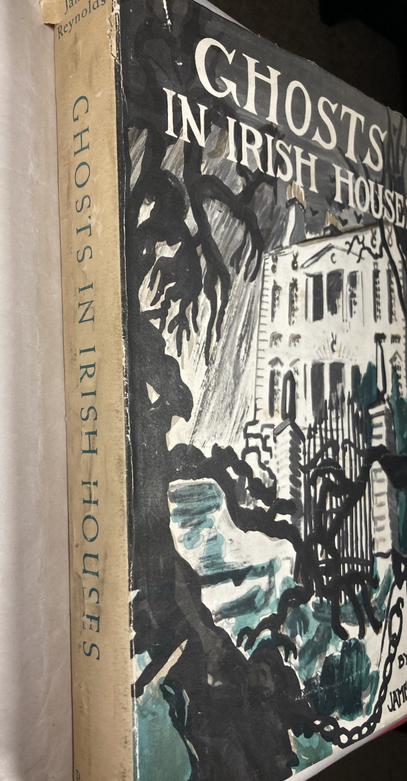 GHOSTS IN IRISH HOUSES. James Reynolds. Vintage 1947 HC/DJ. Irish Folklore.