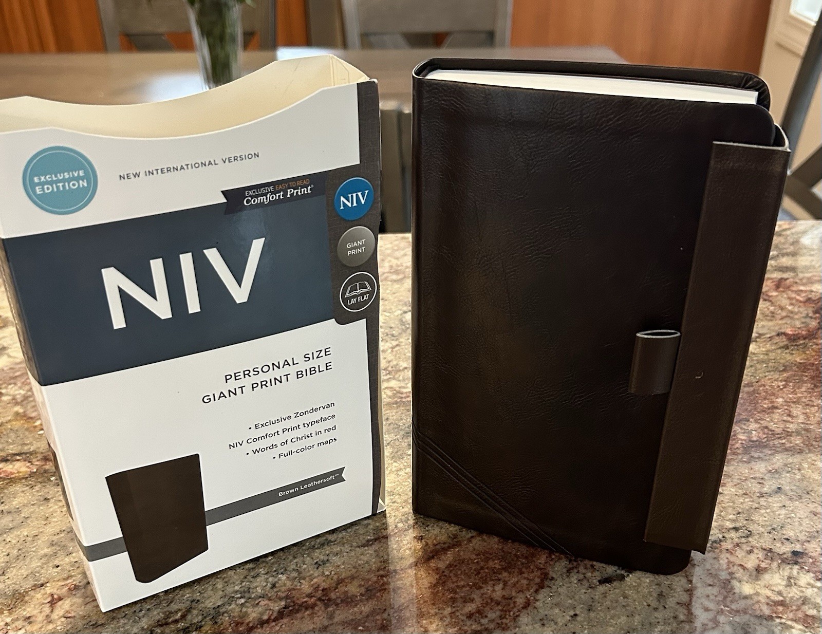 MAGNETIC CLOSURE NIV GIANT PRINT(12pt) Personal Size Bible Brown Leathersoft