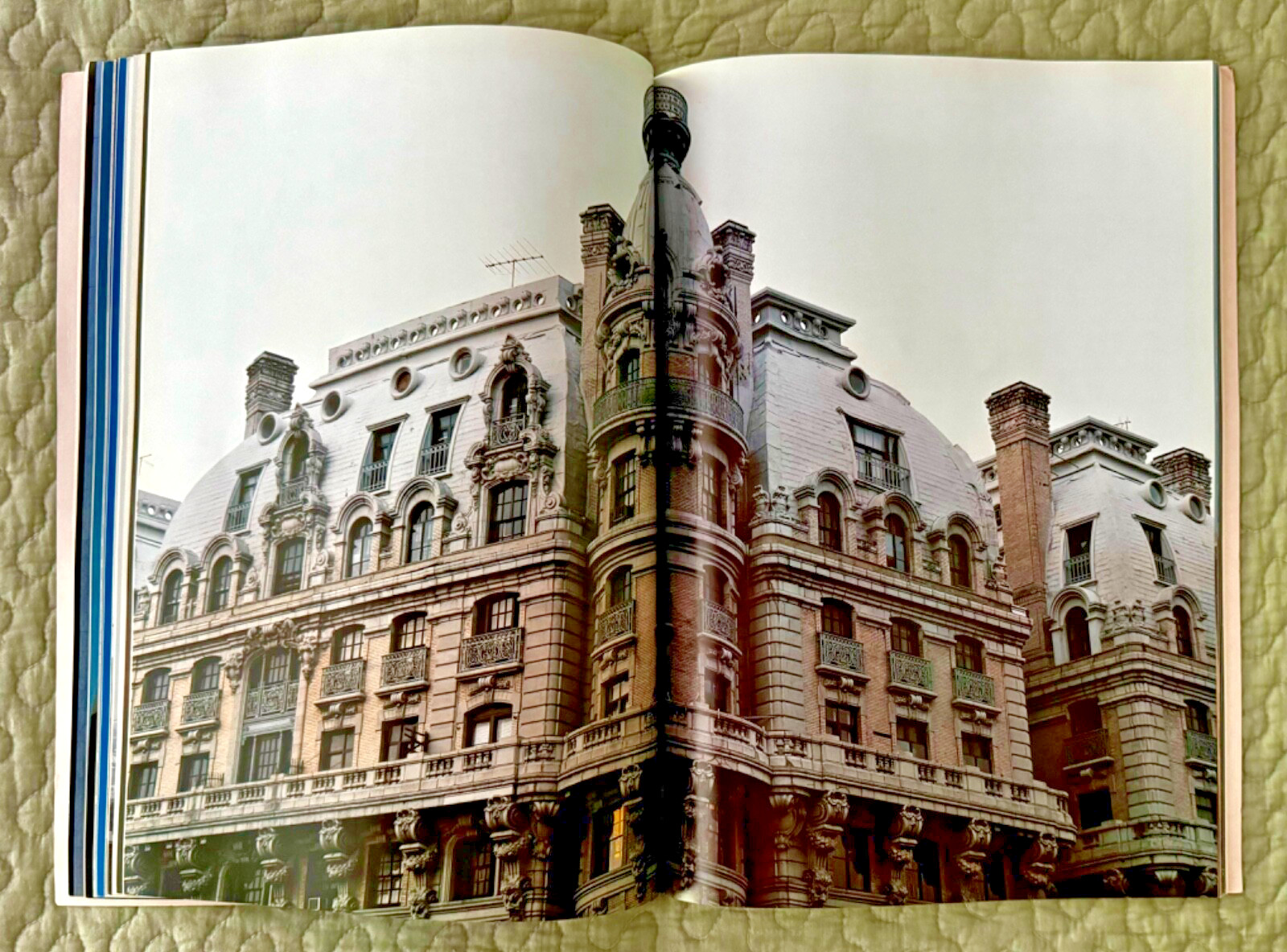 New York in Photographs by Reinhart Wolf 2002, trade paperback, 76 pages, NYC