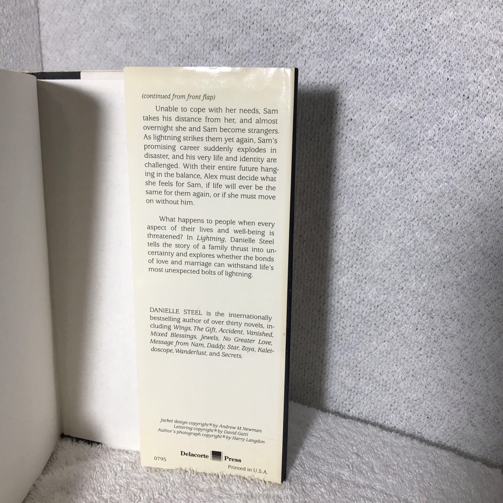 Lightning Danielle Steel Hardback with Sleeve Book Delacorte Press 396 pages