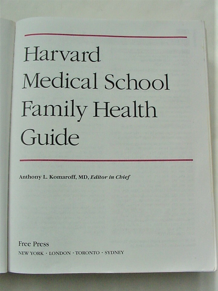 HARVARD MEDICAL SCHOOL FAMILY HEALTH GUIDE 1ST PAPERBACK EDIT. 2005; 1312 PAGES