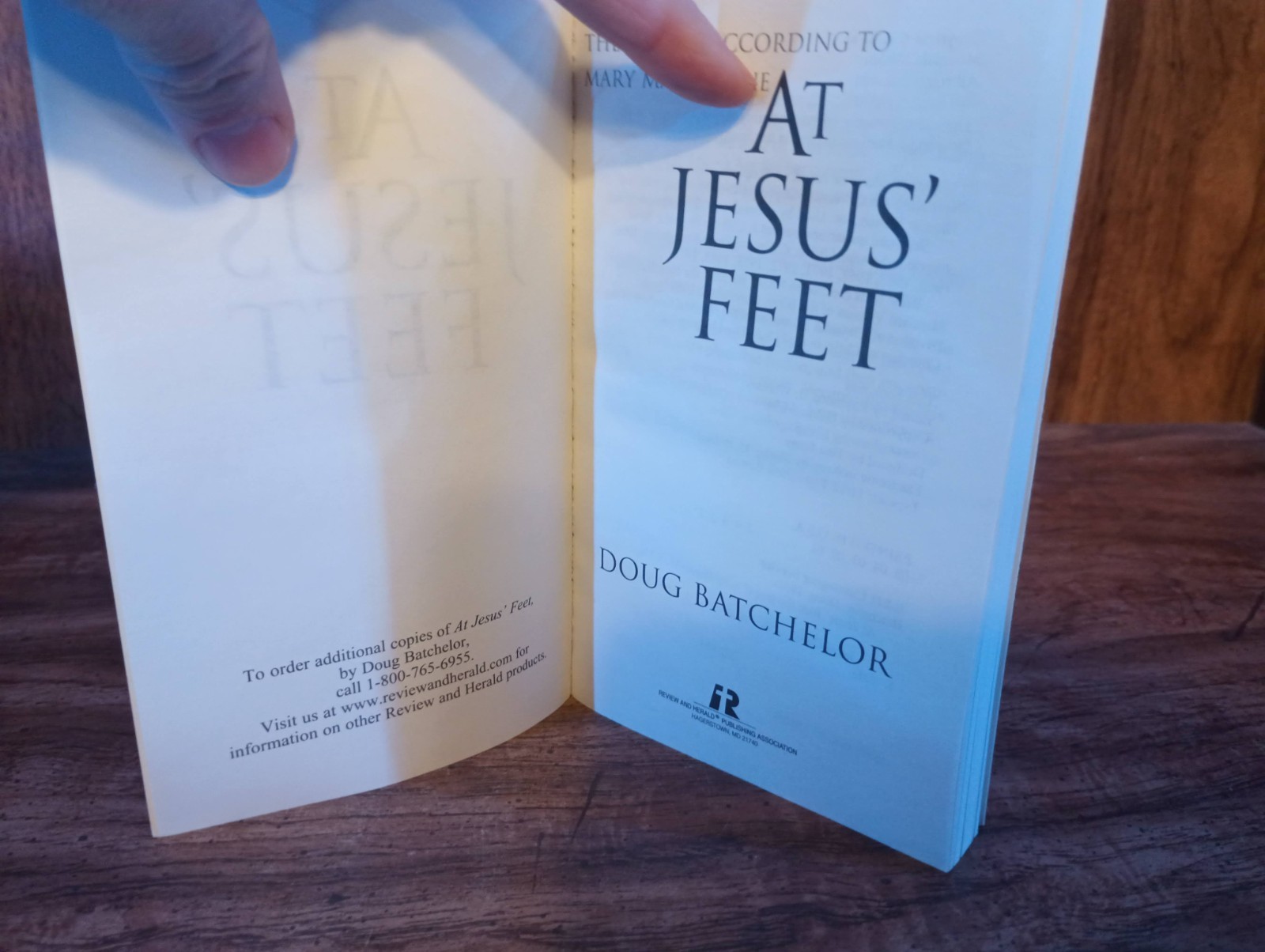 At Jesus‘ Feet: The Gospel According to Mary Magdalene by Doug Batchelor 2001