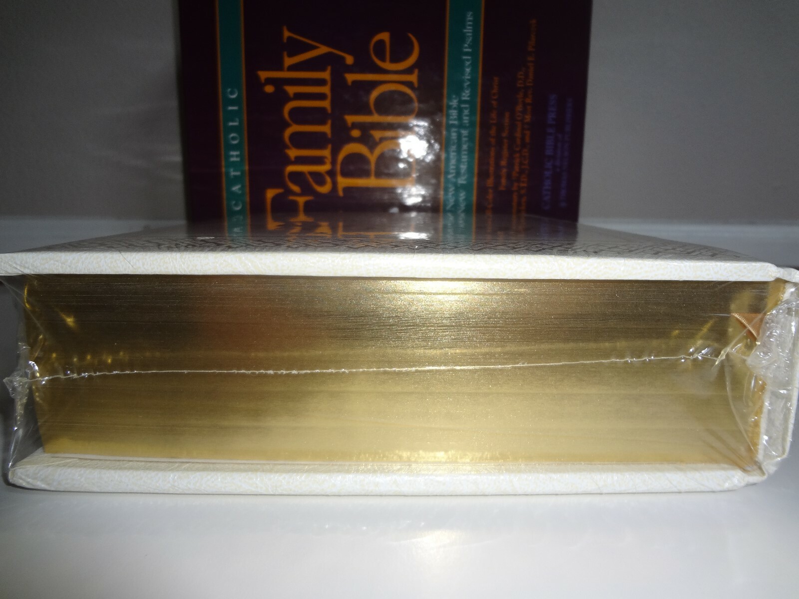 „Catholic Family Bible“ NEW Ivory And Gold 11″ x 9″ Great Gift