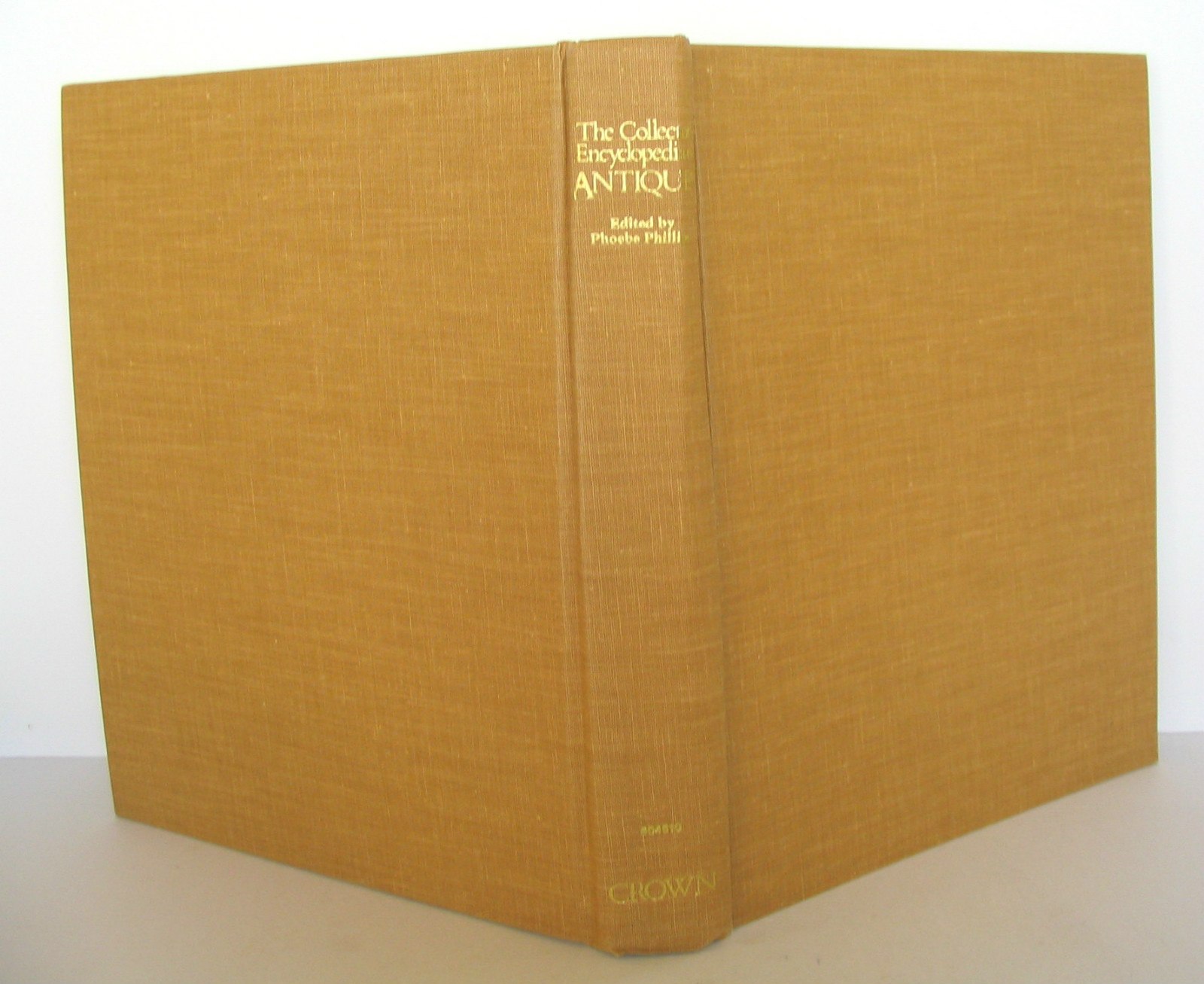 THE COLLECTORS‘ ENCYCLOPEDIA OF ANTIQUES PHOEBE PHILLIPS 704 PAGES 1976 HBDJ